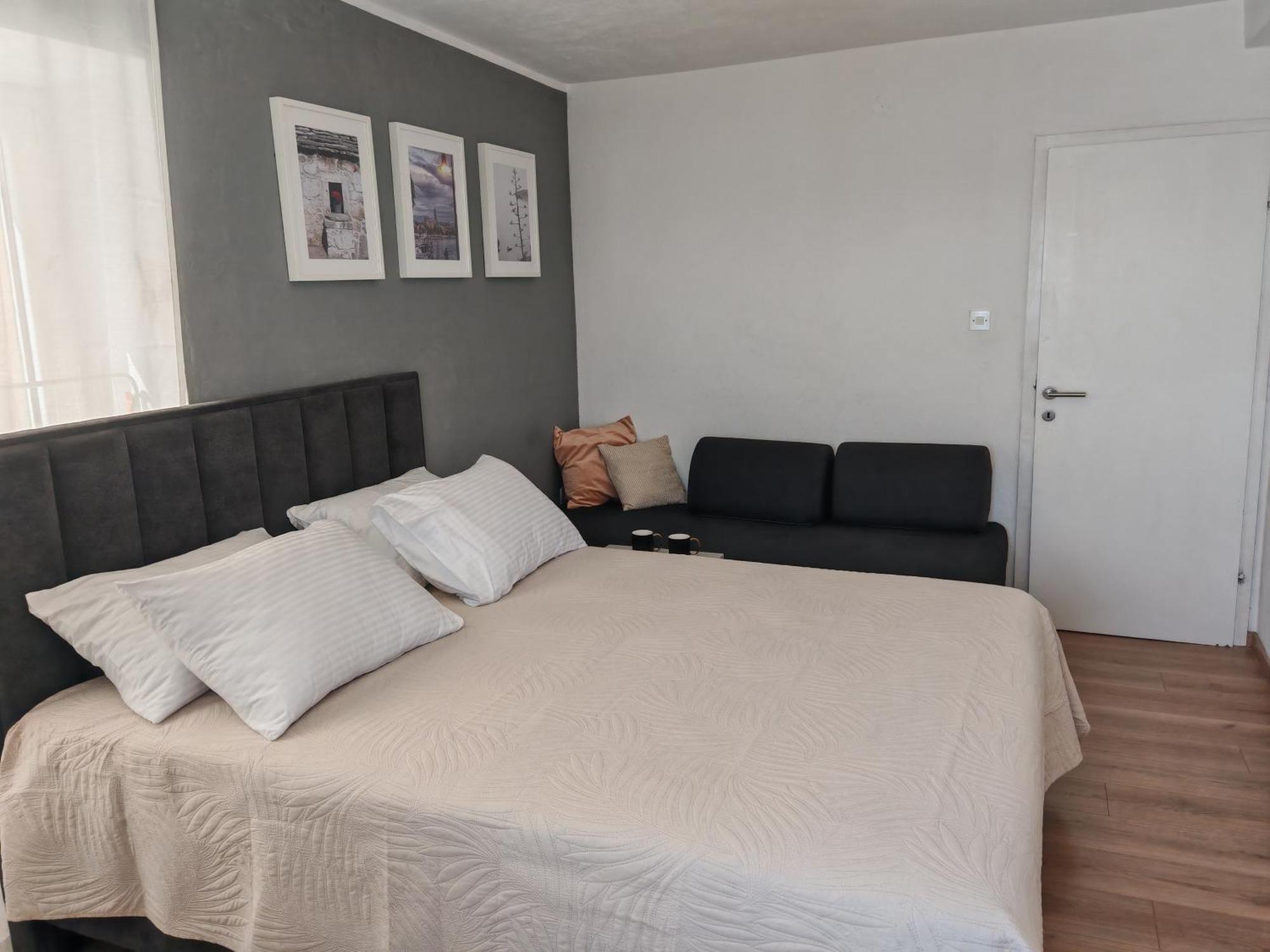 Banjo Polo Apartment Split